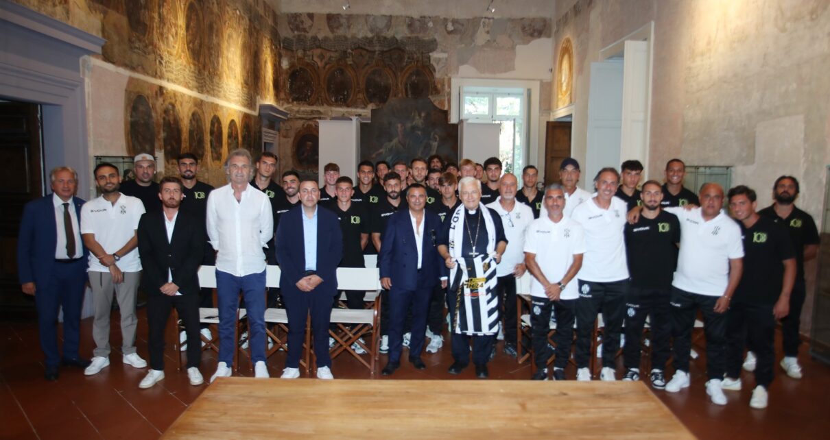 Vescovo di Nola e squadra