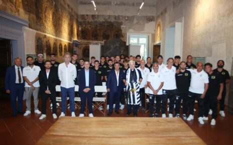Vescovo di Nola e squadra