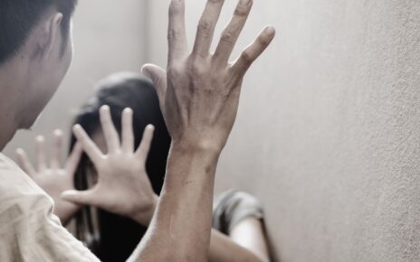 Varcaturo, picchia moglie e figlia: 61enne arrestato dai carabinieri 4 aggressione donna