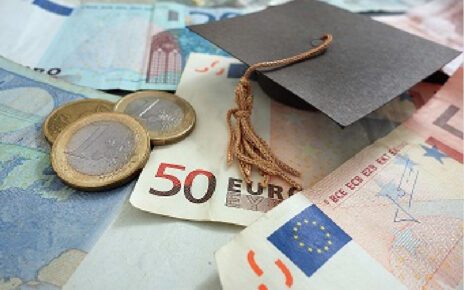 Caro Scuola, settembre svuota portafogli famiglie: spesa fino a 1.330 euro 4 euro soldi