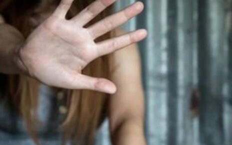 Napoli, minaccia moglie e figlia per l’orientamento sessuale della ragazza: arrestato 51enne 4 orientamentosessuale