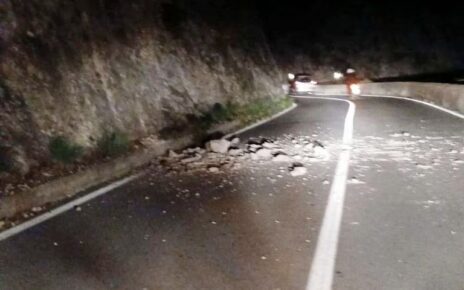 Caduta massi sulla Costiera Amalfitana: doppio intervento dei Vigili del Fuoco tra Cetara e Maiori 4 sassiamalfitana