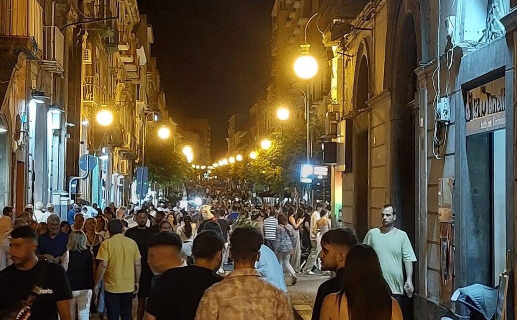 torre annunziata notte bianca o notte in bianco gente in strada oltre lorario stabilitomod
