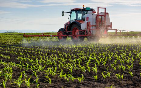 trattore spande fertilizzante in campo