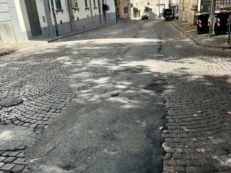 Napoli, Vomero: SOS per via Aniello Falcone. Capodanno (Valori Collinari): "Fate presto!" 2 Vomero via Aniello Falcone carreggiata disastrata1