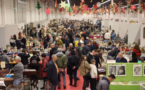 San Marco Evangelista, A1 Expò: la XXI Fiera del Vintage si tinge di rosso. Nel weekend l'edizione che precede il Natale Village 4 579983840 857875129934218 9114695813688768245 n