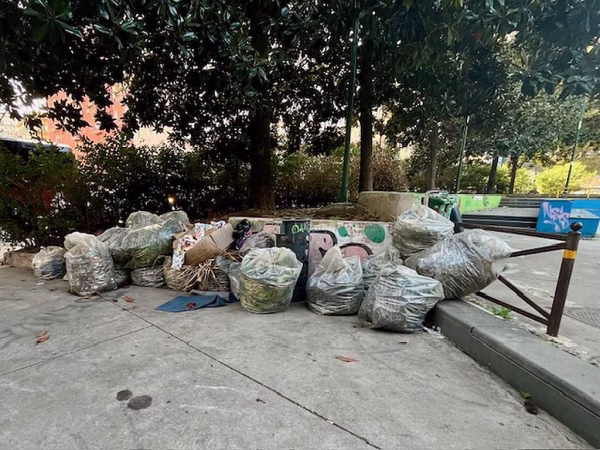 Napoli, giardini Silvia Ruotolo: abbandono e degrado 3 Arenella giardini Silva Ruotolo sacchi con rifiuti