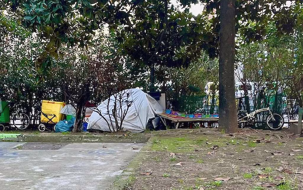 Arenella giardini Silva Ruotolo tenda con suppelllettili