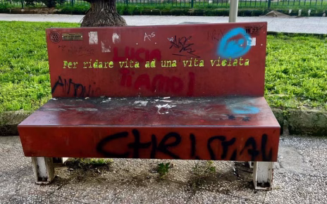 Napoli, imbrattata la panchina contro la violenza sulle donne 3 Napoli la panchina rossa nello stato attuale