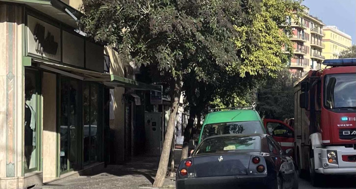 Napoli via Tino di Camaino il marciapiede dove sono caduti i calcinacci