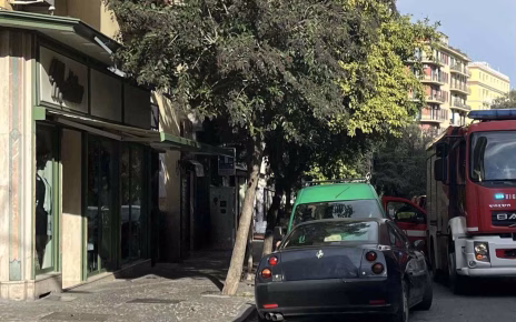Napoli, Municipalità collinare: oltre agli alberi cadono anche calcinacci 5 Napoli via Tino di Camaino il marciapiede dove sono caduti i calcinacci