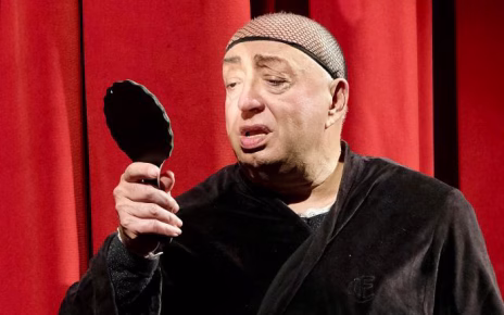 Napoli, con Peppe Barra riparte la stagione teatrale del Teatro Cilea: lo spettacolo è un lungo ricordo di 60 anni di carriera 9 Peppe Barra portrait