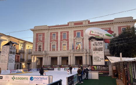 Benevento, torna la pista di pattinaggio: inaugurata la XIX edizione di “A Benevento si pattina sul ghiaccio” 6 benevento pista pattinaggio