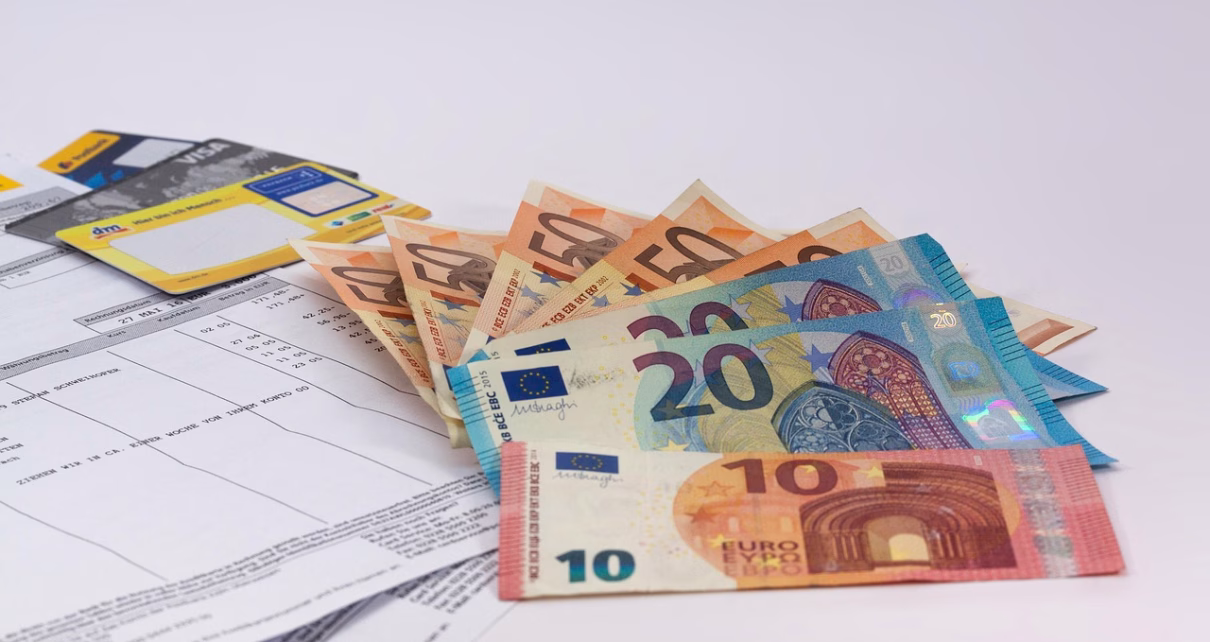 money 1439125 1280