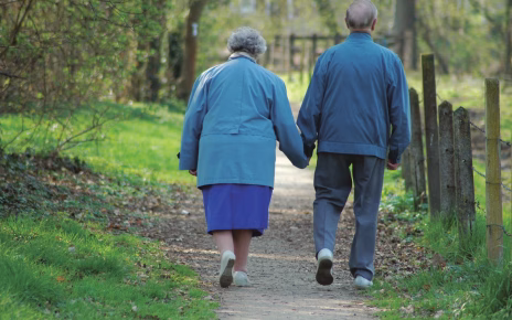 Sanità, Cna Pensionati: "Diritto alla salute a rischio per over 65, servono interventi urgenti" 8 Anziani Passeggiata