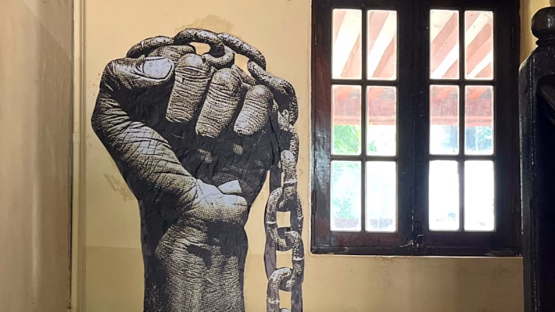 Arte e impegno sociale: il progetto Hands di Nello Petrucci approda in Kenya con due opere iconiche 4 Hands Petrucci Malindi Kenya 2 1