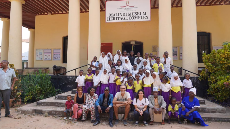 Arte e impegno sociale: il progetto Hands di Nello Petrucci approda in Kenya con due opere iconiche 3 Hands Petrucci Malindi Kenya 3