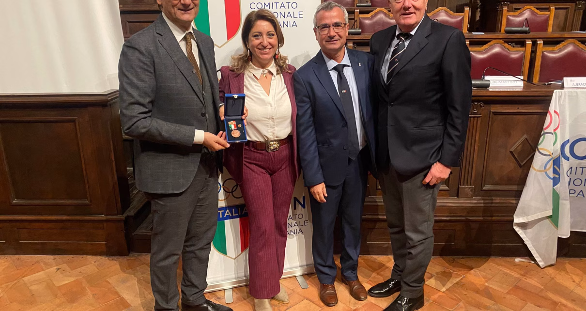Il papa di Gianluca Perasole la consigliera Valentina Ascione il commissario straordinario della V Zona Fiv Alessandro Mei e il presidente del Circolo Nautico Torre del Greco Gianluigi Ascione