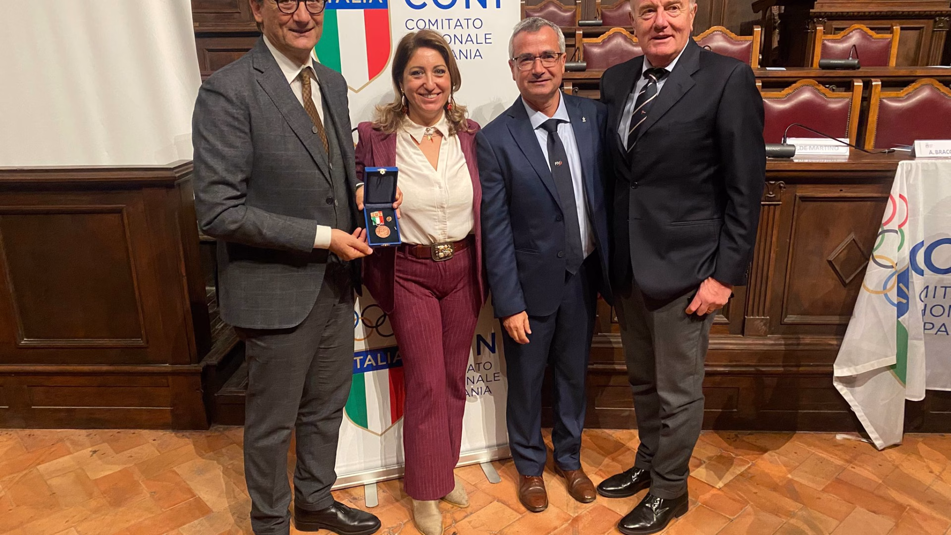 Il papa di Gianluca Perasole la consigliera Valentina Ascione il commissario straordinario della V Zona Fiv Alessandro Mei e il presidente del Circolo Nautico Torre del Greco Gianluigi Ascione