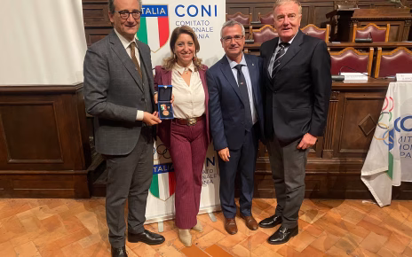 Torre del Greco, Festa grande al Circolo Nautico: doppio premio del Coni a presidente e velista 5 Il papa di Gianluca Perasole la consigliera Valentina Ascione il commissario straordinario della V Zona Fiv Alessandro Mei e il presidente del Circolo Nautico Torre del Greco Gianluigi Ascione