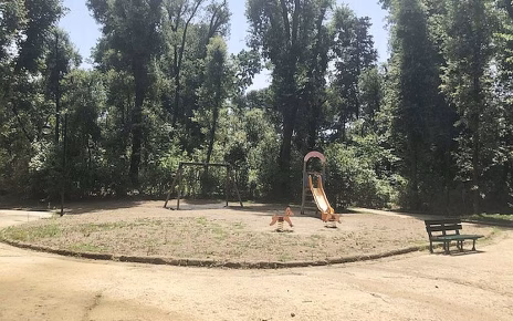 Napoli, parco della Floridiana: lettera a Babbo Natale 10 Napoli villa Floridiana aiuola con giostrine