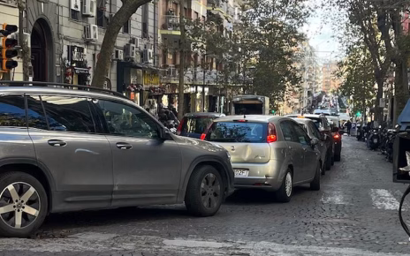 Vomero via Scarlatti traffico impazzito
