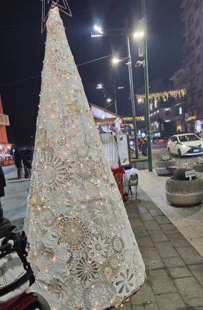 A Marigliano l’albero di Natale è all’uncinetto: un progetto collettivo tra memoria e speranza 5 albero uncinetto
