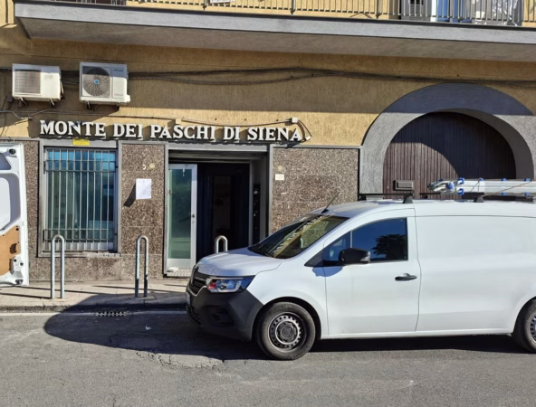 Notte di paura a Scisciano: assalto esplosivo al bancomat in pieno centro 3 bancafurto1