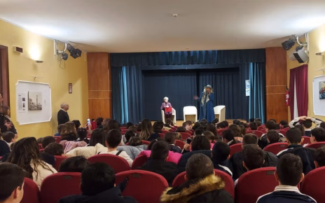 Palma Campania, “Un libro sotto l’albero”: Filomena Carrella incontra gli alunni della "Vincenzo Russo" 5 copmisci