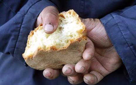 Campania, la regione più povera d’Italia: allarme Caritas tra indigenza crescente, emigrazione e accesso negato alle cure 4 poveroPaneMani 755x491 1