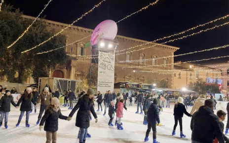Benevento, verso la chiusura la XIX edizione della pista di ghiaccio in Piazza Roma: bilancio positivo per l'affluenza 4 1000175447