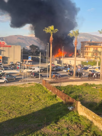 Mariglianella, fiamme in un capannone della zona industriale 3 615824877 10241354397547299 8433421594232604638 n