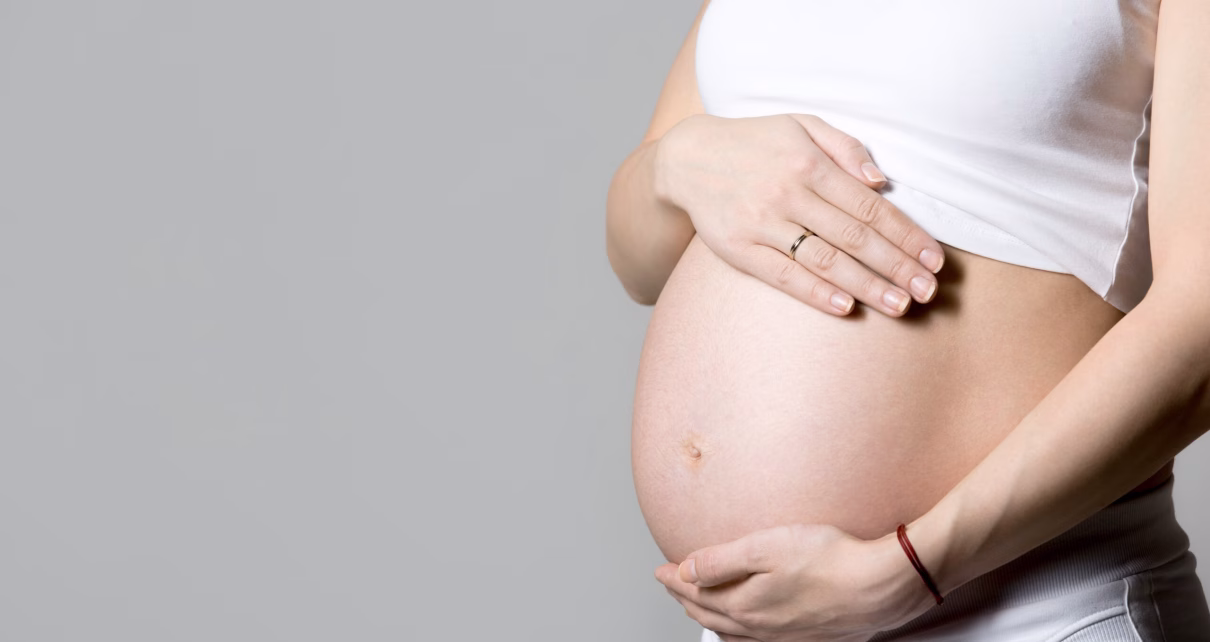 65 donna incinta di toccare il suo ventre min scaled 1