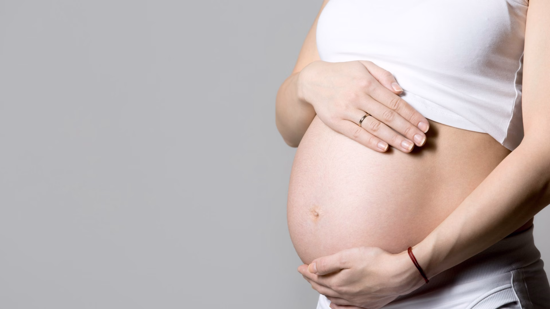 65 donna incinta di toccare il suo ventre min scaled 1