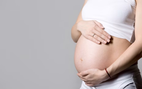 Sfidare il cancro senza rinunciare alla vita: la maternità possibile di Antonella 4 65 donna incinta di toccare il suo ventre min scaled 1