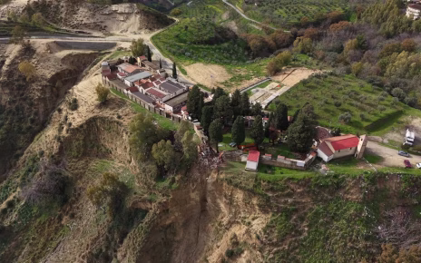 Franano colline, nel crotonese parzialmente un cimitero. Franano anche versanti di montagne in varie regioni italiane 4 AA1UKyhQ