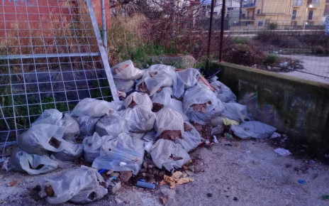 Acerra, Parcheggio Stazione: il Movimento 5 Stelle chiede un intervento immediato per decoro e sicurezza 3 Foto parcheggio stazione 2