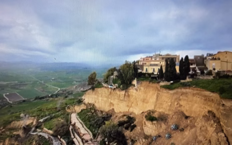 Frane e alluvioni, milioni di italiani a rischio: l’appello per certificati geologici obbligatori nelle compravendite 3 G sUWamXUAAwclx