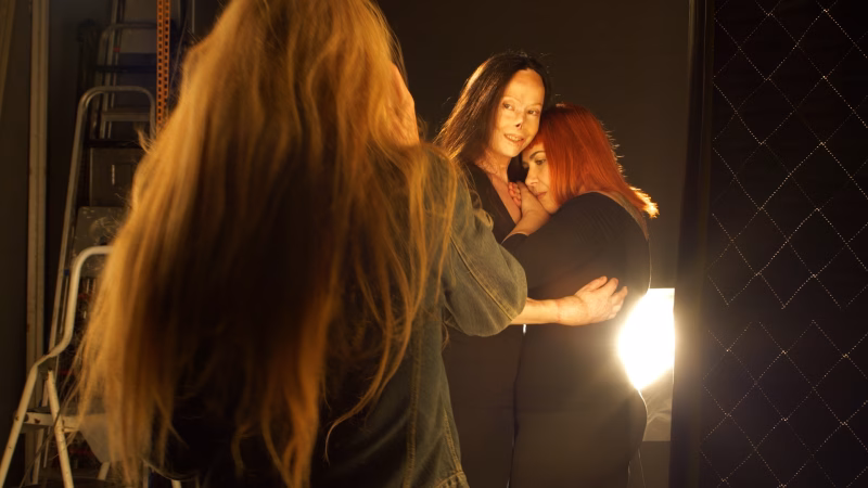 Ascoli Piceno, la Mostra “Women for Women against Violence” approda in città 3 VALENTINA E FRANCESCA PITZALIS BACKSTAGE