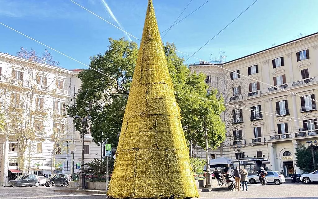 Vomero piazza Vanvitelli. lalbero capanna