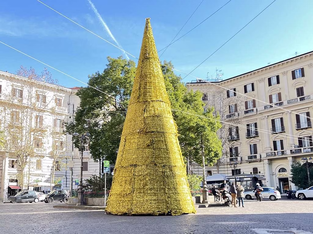 Vomero piazza Vanvitelli. lalbero capanna