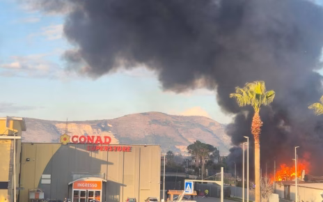 Mariglianella, incendio in una fabbrica tessile: scatta l’allerta 5 conadincendio