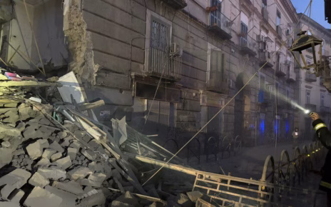 Casoria, crollo stabile. Gli architetti: "Investire sulla prevenzione, anche questo crollo si poteva evitare" 3 crollo palazzo casoria rabbia cittadini 768x576 1