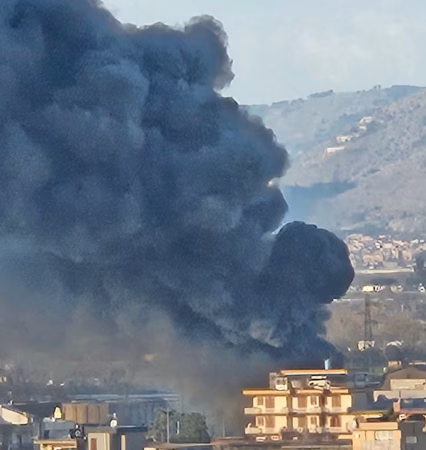 Mariglianella, fiamme in un capannone della zona industriale 4 incendio a Mariglianella