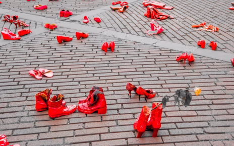 Femminicidi raddoppiati a Napoli in un anno: l’allarme della Procura sulla violenza di genere 5 scarpe rosse violenza donne canva