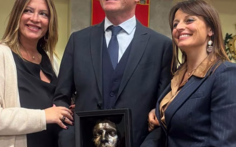 Un cuore per l’inclusione: il Dott. Domenico Manna riceve il Premio “Per Sempre Scugnizzo” 3 IMG 20260213 WA0044