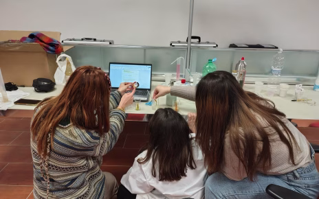 Napoli Est ribalta la tendenza nazionale: maggioranza di donne nei laboratori STEM 4 STEM Maestri di Strada Fondo Repubblica Digitale 1