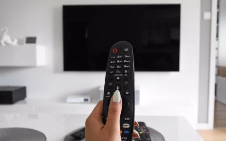 TV resta centrale per italiani, 19,6 mln in prime time e 8,7 in media 3 T54AGmEl77Qf
