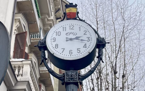 Napoli, Piazza Vanvitelli: l'orologio anticipa l'ora legale 4 Vomero lorologio storico di piazza Vanvitelli