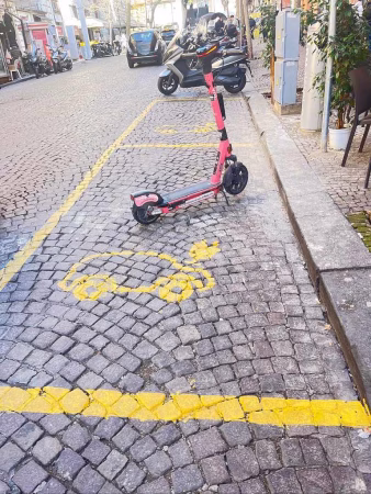Napoli, via Scarlatti: colonnina di ricarica per veicoli elettrici. Capodanno: "Assurdo installarla in uno dei nodi più trafficati del quartiere" 2 Vomero via Scarlatti gli stalli per la sosta